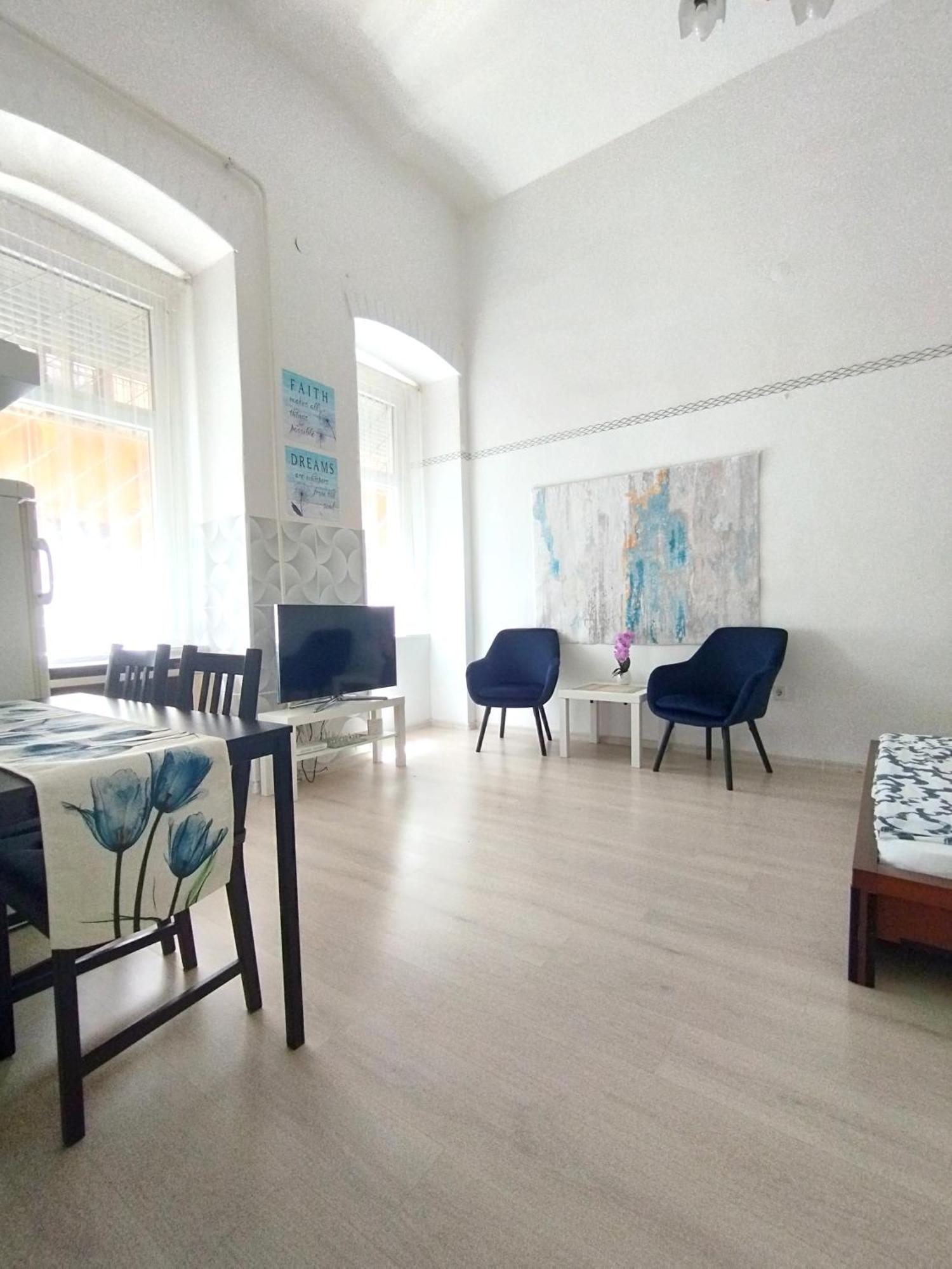 Free Parking Garage! Downtown Apartment Close To New York Cafe Budapest Exterior photo
